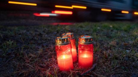 Kerzen stehen neben der Kreisstraße 22 zwischen Mayweilerhof und Ulmet (Rheinland-Pfalz), wo eine Polizistin und ein Polizist bei einer Verkehrskontrolle erschossen wurden.