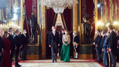 Aktuellen Umfragen zufolge steht die Mehrheit der Spanier hinter König Felipe VI. und seiner Frau Letizia. Doch die Affären und Skandale in der eigenen Familie kratzen schwer am Image des Königshauses. 	