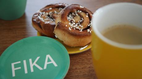 Für die Skandinavier bietet die Fika-Tradition eine willkommene Unterbrechung des Arbeitstages, um mit Kolleginnen oder Freunden Abstand vom beruflichen Stress zu gewinnen.