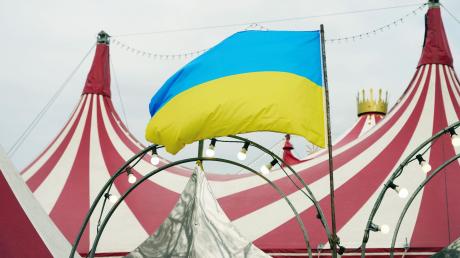 In Solidarität mit der Ukraine weht am «Moskauer Circus» in Neuwied die Flagge des Landes. In dem Zirkus treten russische und ukrainische Artisten auf.