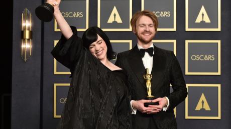 Billie Eilish und Finneas O'Connell freuen sich im Presseraum über den Preis für den besten Originalsong für den Bond-Song "No Time To Die" bei der 94. Verleihung der Academy Awards in Hollywood.