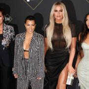Die Stars der Show (von links nach rechts): Kris Jenner, Kourtney Kardashian, Khloe Kardashian und Kim Kardashian bei den Peoples Choice Awards 2019.
