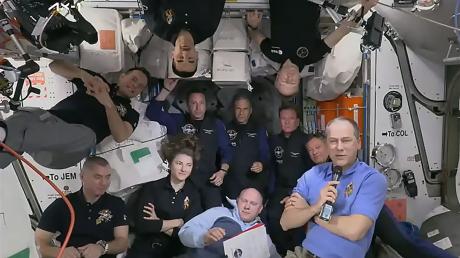 Gruppenfoto auf der Internationalen Raumstation ISS. Einzelne Weltraumtouristen gab es auf der ISS schon mehrfach, bei der sogenannten Ax-1-Mission handelte es sich aber um die erste komplett private Crew.