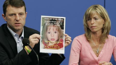 Kate und Gerry McCann zeigen während einer Pressekonferenz 2007 ein Bild ihrer verschwundenen Tochter Madeleine (Maddie).