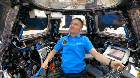 Astronaut Matthias Maurer blickt von der Kuppel der Internationalen Raumstation ISS auf die Erde.
