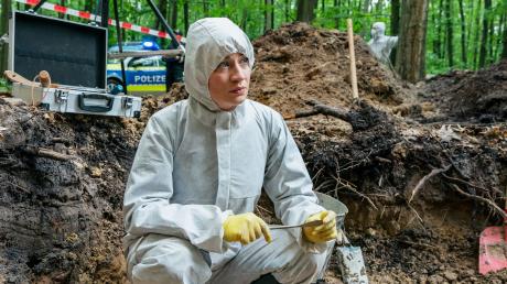 Dr. Theresa Wolff (Nina Gummich) und ihre Kollegen finden eine skelettierte Leiche im Wald.