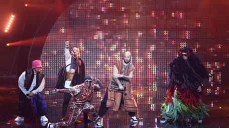 Das Kalush Orchestra aus der Ukraine performt mit dem Titel „Stefania“ beim ersten Halbfinale des Eurovision Song Contest (ESC).