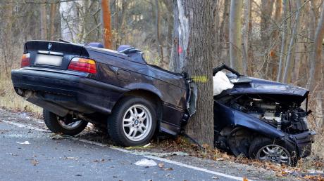Ein Auto hat sich bei einem Verkehrsunfall in einen Baum verkeilt (Archivfoto).