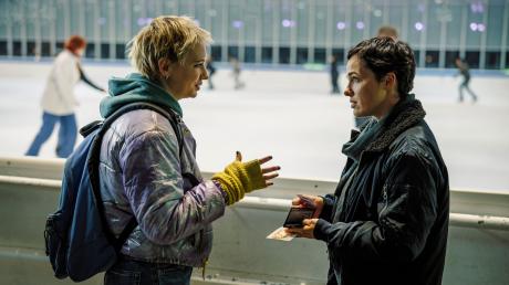 "Bessie" Eyckhoff (Verena Altenberger, rechts) befragt in einer Eishalle Stefanie Reither (Zoë Valks) in der Folge "Das Licht, das die Toten sehen".