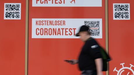 Ein Passant geht an einem Corona-Testcenter in Dresden entlang.