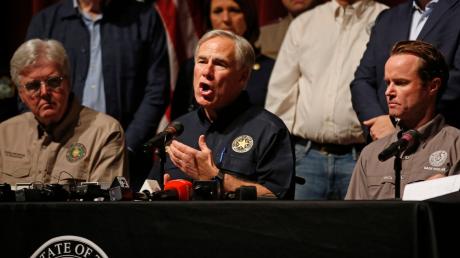 Der texanische Gouverneur Greg Abbott (m.) gibt auf einer Pressekonferenz Ermittlungsergebnisse bekannt.