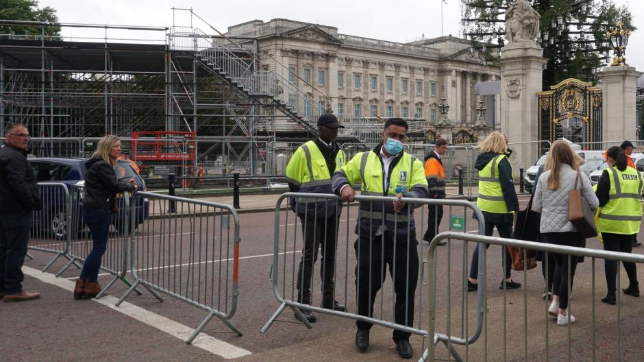 Several helpers are involved in the construction of Buckingham Palace before the Jubilee and the erection of the parapets.