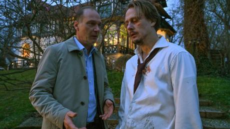 Kommissariatsleiter Schnabel (Martin Brambach, l) befragt Simon Fischer (Christian Bayer) in einer «Tatort»-Szene.
