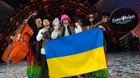 Halten die Fahne hoch: Die Gruppe Kalush Orchestra aus der Ukraine jubelt im Mai über den Sieg des Eurovision Song Contest (ESC).