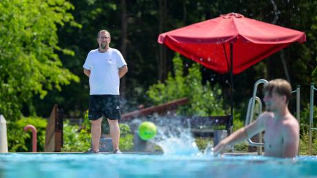 In vielen Schwimmbädern in Deutschland werden händeringend Schwimmmeister gesucht.