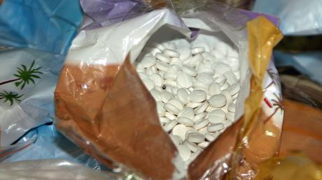 Eine Tüte mit beschlagnahmten Pillen, die das Amphetamin Captagon enthalten (Symbolbild).
