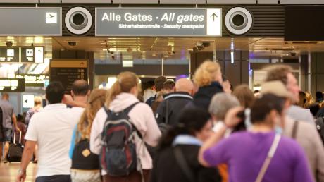 Derzeit gibt es an vielen Flughäfen Probleme, die Reisenden rechtzeitig vor ihren Flügen abzufertigen. Auch an Bayerns Flughäfen fehlt Personal, um den Gästen immer gerecht zu werden.