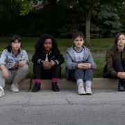 Die vier Freundinnen K.J, Mac, Erin und Tiffany sind in der neuen Serie "Paper Girls" in der Vergangenheit gefangen.
