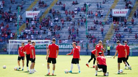 Der 1. FC Kaiserslautern bereitet sich auf das Spiel gegen Hannover 96 vor. Es ist das erste Spiel für den Verein nach dem Aufstieg.