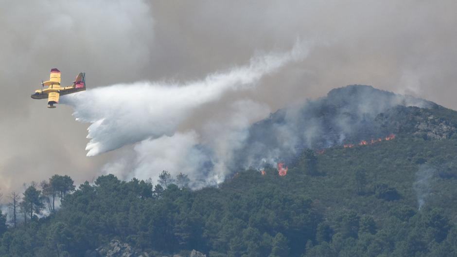 Ein Löschflugzeug in Spanien während eines Waldbrandes im Einsatz.