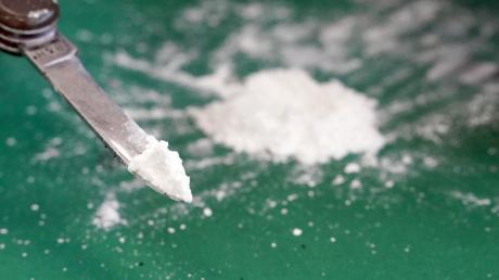 Ein mutmaßlicher Drogendealer wurde in Thannhausen mit einer größeren Menge Kokain, viel Bargeld und einer Waffe erwischt. 