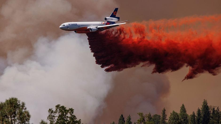 Ein Flugzeug wirft Löschmittel auf das Oak Fire in der Nähe des Yosemite Parks ab.