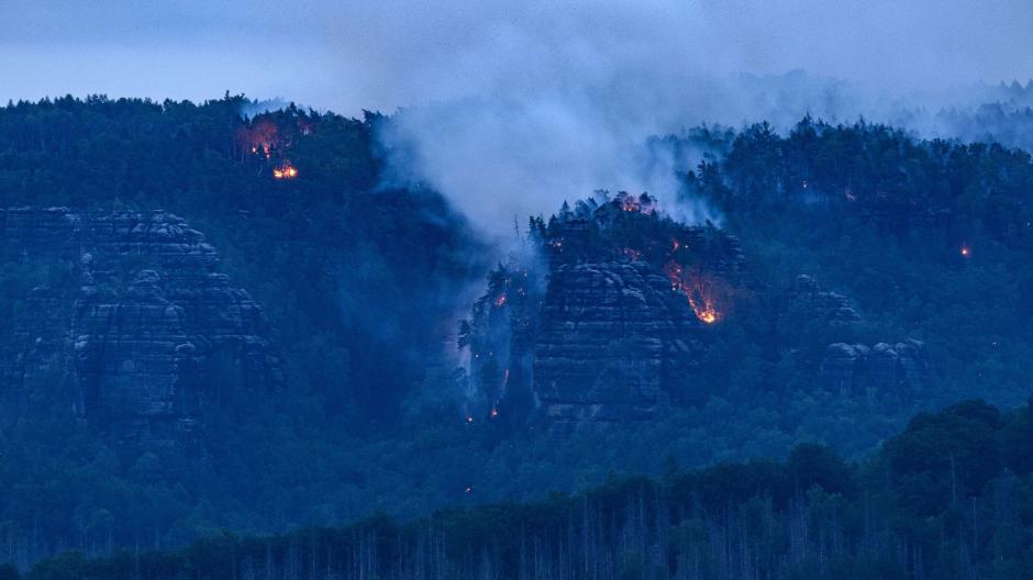 Feuer im Nationalpark Sächsische Schweiz: Weiterhin erschwere insbesondere die Topografie die Löscharbeiten.
