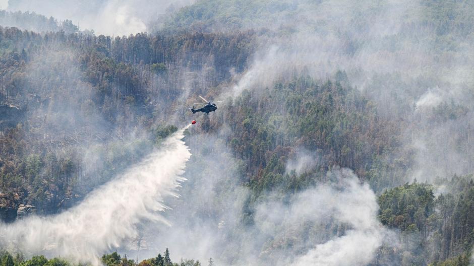 Ein Lösch-Hubschrauber der Bundespolizei über dem Waldbrand im Nationalpark Sächsische Schweiz.