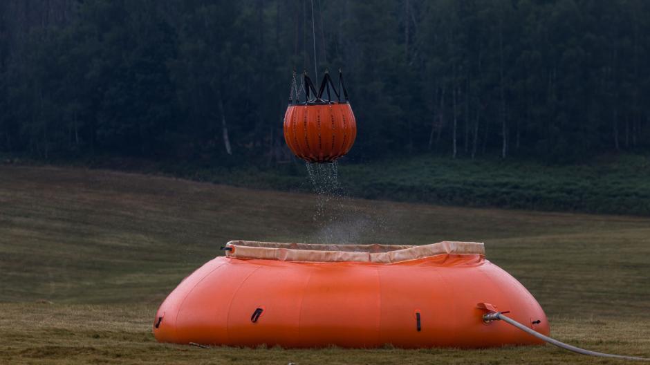 Také na české straně bojují s lesním požárem vrtulníky - vodu berou z a 