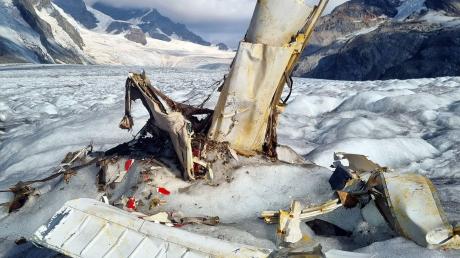 Die Trümmer eines 1968 abgestürzten Kleinflugzeugs liegen auf dem schmelzenden Aletschgletscher in den Walliser Alpen.
