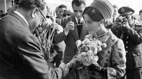 Der damalige Bundespostminister Richard Stücklen (l) begrüßt Königin Sirikit von Thailand im bayrischen Raisting.