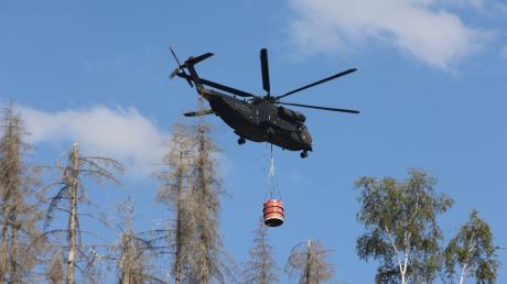 Hubschrauber der Bundeswehr unterstützen die Brandbekämpfung im Einsatzgebiet im Harz.