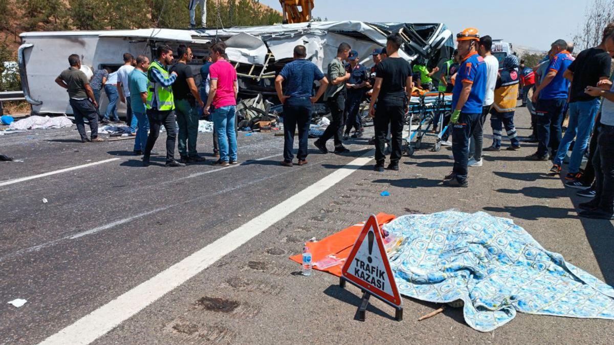 #Zweifaches Unglück: Bus fährt in Unfallstelle – 16 Tote in türkischem Gaziantep