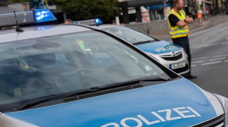 Einsatzfahrzeuge in Berlin: Die Polizei hat eine Villa eines bekannten arabischstämmigen Clans in Berlin-Neukölln durchsucht.