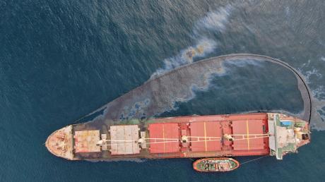 Der Ölteppich breitet sich um das Schiff herum aus.