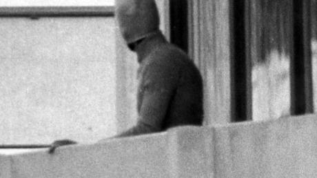 Ein vermummter arabischer Terrorist zeigt sich auf dem Balkon des israelischen Mannschaftsquartiers im Olympischen Dorf der Münchner Sommerspiele von 1972.