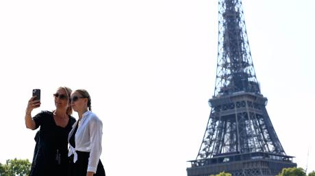 Touristen machen ein Selfie in der Nähe des Eiffelturms.