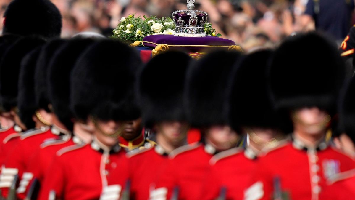 #Großbritannien: Wachmann bricht vor dem Sarg der Queen zusammen