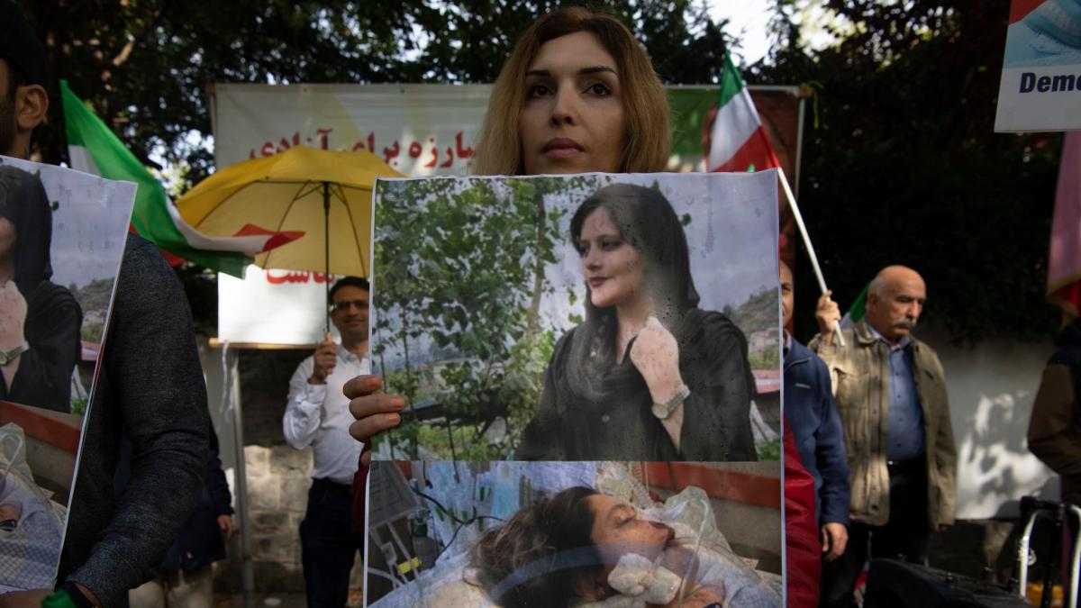 #Mahsa Amini: Iraner fordern Aufklärung nach Tod von festgenommener Frau