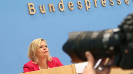 Bundesinnenministerin Nancy Faeser (SPD) nimmt vor der Bundespressekonferenz an der Vorstellung des vom Bundeskriminalamt veröffentlichten Lagebericht zur Organisierten Kriminalität teil.