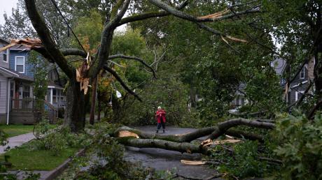 Eine Frau begutachtet die Schäden in ihrer Straße in Halifax, nachdem der Tropensturm «Fiona» über die Maritimes hinweggezogen ist.