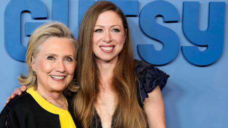 Die frühere US-Außenministerin Hillary Clinton hat in einem gemeinsamen Interview mit ihrer Tochter Chelsea über mutige Entscheidungen gesprochen.