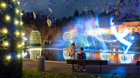 Zahlreiche Lampen illuminierten die Wilhelma in Stuttgart beim "Christmas Garden", jetzt kommt die Veranstaltung auch nach Augsburg.
