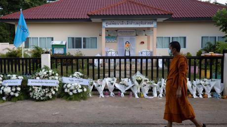 Der Amoklauf hat die Gemeinde Nongbua Lamphu tief erschüttert. Als Zeichen der Trauer legen Mönche Kränze und Blumen vor der Einrichtung ab.