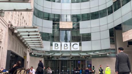 Die öffentlich-rechtliche Rundfunkanstalt BBC wird 100.