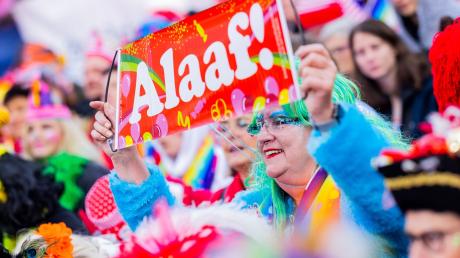 In Köln feiern Zehntausende Kostümierte ausgelassen auf den Straßen.. Wie halten es die Passanten in unserer Umfrage in Krumbach?