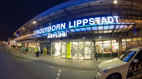 Blick auf den Eingang zur Abflughalle auf dem Flughafen Paderborn-Lippstadt in Büren (Nordrhein-Westfalen).
