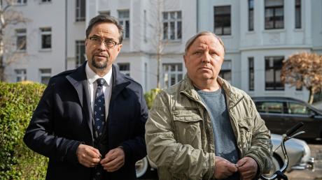 Der Rechtsmediziner Prof. Karl-Friedrichs Boerne (Jan Josef Liefers, l) und Kommissar Frank Thiel (Axel Prahl) wohnen Tür an Tür in dem TV-Krimi «Tatort: Ein Freund, ein guter Freund».
