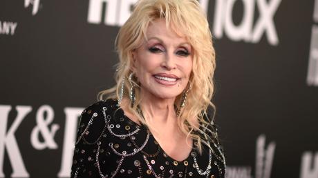 Dolly Parton bei der Einführungszeremonie der Rock & Roll Hall of Fame 2022 im Microsoft Theater in Los Angeles.