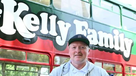 Joey Kelly im Sommer vor dem Bus der Kelly-Family.